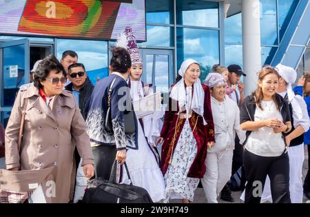 Les femmes kazakhes vêtues d'un costume traditionnel lors de la cérémonie de rencontre et d'accueil d'un marié dans un aéroport d'Aqtobe Kazakhstan Banque D'Images