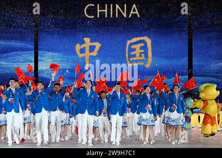 (231228) -- PÉKIN, 28 décembre 2023 (Xinhua) -- Voici la sélection par l'agence de presse Xinhua des 10 articles les plus significatifs de l'actualité sportive chinoise en 2023 : le 23 septembre, le président chinois Xi Jinping a déclaré ouverts les Jeux asiatiques de Hangzhou. Plus de 10 000 athlètes de 45 pays et régions ont participé aux Jeux qui se sont déroulés jusqu'en octobre 8. La Chine a remporté 201 médailles d'or, 111 d'argent et 71 de bronze à l'Asiad de Hangzhou, battant pour la première fois la barre des 200 médailles d'or dans l'événement multisports continental. Il s'agissait également des 11es Jeux asiatiques consécutifs auxquels la Chine était en tête du tableau des médailles. Au Hangzhou AS Banque D'Images