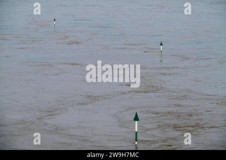 Hochwasser am Rhein BEI Duisburg, Schifffahrtszeichen, Fahrrinne Begrenzungen ragen nur noch wenige Zentimeter aus dem Wasser,NRW, Deutschland, Hochwasser Rhein *** les hautes eaux du Rhin près de Duisburg, les panneaux de navigation, les limites du chenal ne dépassent que de quelques centimètres de l'eau,NRW, Allemagne, Rhine Banque D'Images