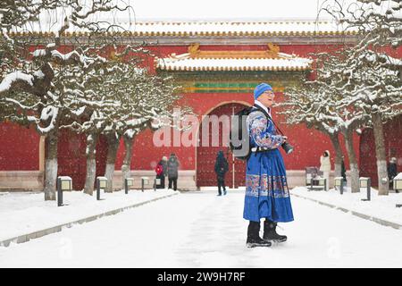 (231228) -- PÉKIN, 28 déc. 2023 (Xinhua) -- un visiteur prend des photos de paysages de neige devant le temple ancestral impérial de Pékin, capitale de la Chine, le 14 décembre 2023. Créé sous la dynastie Yuan (1271-1368), l'axe central de Pékin, ou Zhongzhouxian, s'étend sur 7,8 kilomètres entre la porte de Yongding au sud de la ville et la Tour du tambour et du clocher au nord. La plupart des grands bâtiments de la vieille ville de Pékin se trouvent le long de cet axe. Portes, palais, temples, places et jardins de la vieille ville sont tous reliés à l'axe. Comme ils ont été témoins des activités folkloriques le long du Banque D'Images