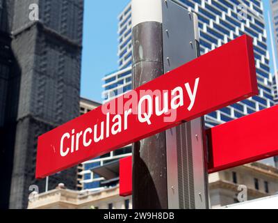 Vue rapprochée d'un panneau rouge vif à l'arrêt de tramway Circular Quay à Sydney Australie par une journée de printemps ensoleillée en novembre Banque D'Images