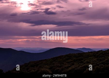 Les Blue Ridge Mountains de Wintergreen, en Virginie, embrassent la lueur matinale d'un majestueux lever de soleil violet. (Photo de Jonathan Donnelly) Banque D'Images