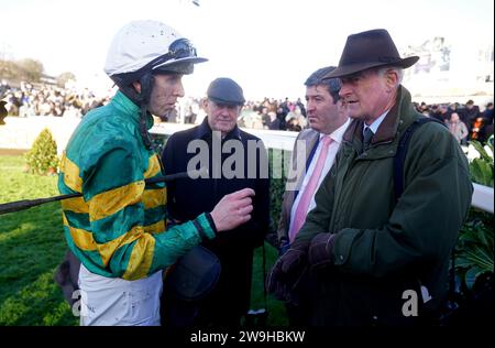 Le jockey gagnant Mark Walsh (à gauche), le propriétaire J. P. McManus et l'entraîneur Willie Mullins (à droite) ont remporté après Fact to File la Ballymale Relish Rising Stars Beginners Chase pendant la troisième journée du Leopardstown Christmas Festival à Leopardstown Racecourse, Dublin. Date de la photo : jeudi 28 décembre 2023. Banque D'Images