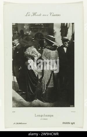 Deux dames à l'Hippodrome de Longchamp lors de courses hippiques dans le Bois de Boulogne, 1912 photographie Bois de Boulognepublisher : Paris baryta papier gélatine argent imprimé femme à la mode, 'belle' Longchamp Hippodrome Banque D'Images
