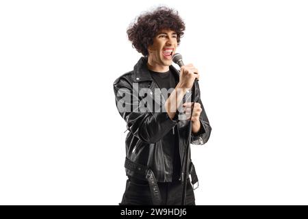 Chanteur dans une veste en cuir chantant sur un microphone isolé sur fond blanc Banque D'Images