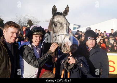 Irish point, le jockey Jack Kennedy et l'entraîneur Gordon Elliott après avoir remporté la haie de Noël Jack de Bromhead pendant la troisième journée du festival de Noël de Leopardstown à l'hippodrome de Leopardstown, Dublin. Date de la photo : jeudi 28 décembre 2023. Banque D'Images