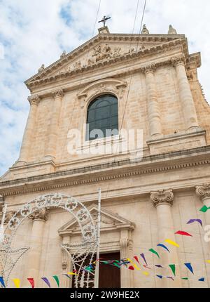 Façade de l'église mère de Saint Giorgio Martire à Locorotondo, province de Bari, Pouilles, Italie. Banque D'Images