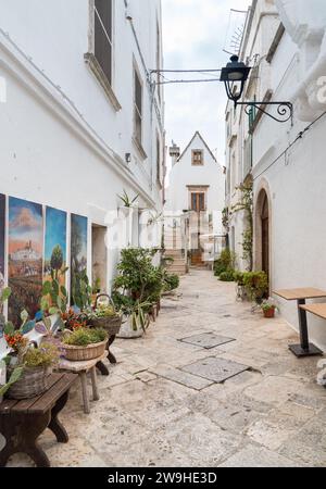 Locorotondo, Pouilles, Italie - 5 octobre 2023 : rues étroites caractéristiques dans le Locorotondo, ville métropolitaine de Bari dans les Pouilles. Banque D'Images