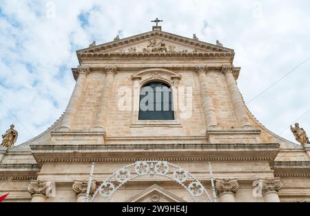 Façade de l'église mère de Saint Giorgio Martire à Locorotondo, province de Bari, Pouilles, Italie. Banque D'Images