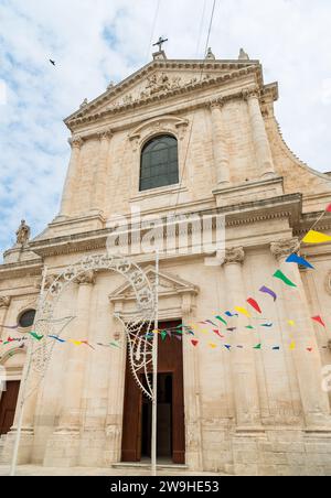 Façade de l'église mère de Saint Giorgio Martire à Locorotondo, province de Bari, Pouilles, Italie. Banque D'Images