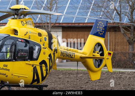 Stettenhofen, Bavière, Allemagne - 28 décembre 2023: hélicoptère de sauvetage Christoph 40 de l'ADAC Luftrettung atterrit dans une zone résidentielle lors d'une mission du médecin urgentiste dans le village de Langweid OT Stettenhofen *** Rettungshubschrauber Christoph 40 der ADAC Luftrettung Landet BEI einem Einsatz vom Notarzt im Dorf Langweid OT Stettenhofen in einer Wohnsiedlung Banque D'Images