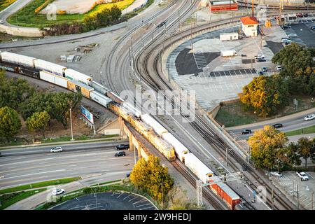 Dallas, USA - 6 novembre 2023 : interstate avec survol et ponts avec train en fin d'après-midi à Dallas, Texas, USA Banque D'Images