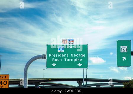 Dallas, États-Unis - 6 novembre 2023 : signalisation routière en vert à l'autoroute George Bush turnpike à Dallas, Texas, États-Unis. Banque D'Images