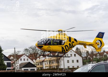 Stettenhofen, Bavière, Allemagne - 28 décembre 2023: hélicoptère de sauvetage Christoph 40 de l'ADAC Luftrettung atterrit dans une zone résidentielle lors d'une mission du médecin urgentiste dans le village de Langweid OT Stettenhofen *** Rettungshubschrauber Christoph 40 der ADAC Luftrettung Landet BEI einem Einsatz vom Notarzt im Dorf Langweid OT Stettenhofen in einer Wohnsiedlung Banque D'Images