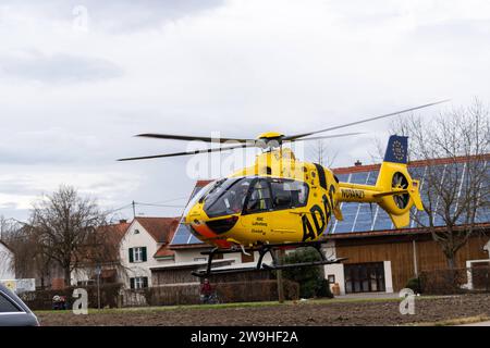 Stettenhofen, Bavière, Allemagne - 28 décembre 2023: hélicoptère de sauvetage Christoph 40 de l'ADAC Luftrettung atterrit dans une zone résidentielle lors d'une mission du médecin urgentiste dans le village de Langweid OT Stettenhofen *** Rettungshubschrauber Christoph 40 der ADAC Luftrettung Landet BEI einem Einsatz vom Notarzt im Dorf Langweid OT Stettenhofen in einer Wohnsiedlung Banque D'Images