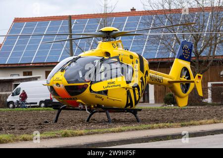 Stettenhofen, Bavière, Allemagne - 28 décembre 2023: hélicoptère de sauvetage Christoph 40 de l'ADAC Luftrettung atterrit dans une zone résidentielle lors d'une mission du médecin urgentiste dans le village de Langweid OT Stettenhofen *** Rettungshubschrauber Christoph 40 der ADAC Luftrettung Landet BEI einem Einsatz vom Notarzt im Dorf Langweid OT Stettenhofen in einer Wohnsiedlung Banque D'Images