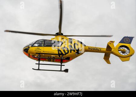 Stettenhofen, Bavière, Allemagne - 28 décembre 2023: hélicoptère de sauvetage Christoph 40 de l'ADAC Luftrettung atterrit dans une zone résidentielle lors d'une mission du médecin urgentiste dans le village de Langweid OT Stettenhofen *** Rettungshubschrauber Christoph 40 der ADAC Luftrettung Landet BEI einem Einsatz vom Notarzt im Dorf Langweid OT Stettenhofen in einer Wohnsiedlung Banque D'Images