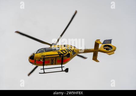 Stettenhofen, Bavière, Allemagne - 28 décembre 2023: hélicoptère de sauvetage Christoph 40 de l'ADAC Luftrettung atterrit dans une zone résidentielle lors d'une mission du médecin urgentiste dans le village de Langweid OT Stettenhofen *** Rettungshubschrauber Christoph 40 der ADAC Luftrettung Landet BEI einem Einsatz vom Notarzt im Dorf Langweid OT Stettenhofen in einer Wohnsiedlung Banque D'Images