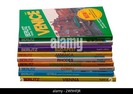 Pile de livres de guide de voyage Berlitz isolé sur fond blanc Banque D'Images