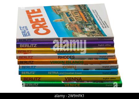 Pile de livres de guide de voyage Berlitz isolé sur fond blanc Banque D'Images