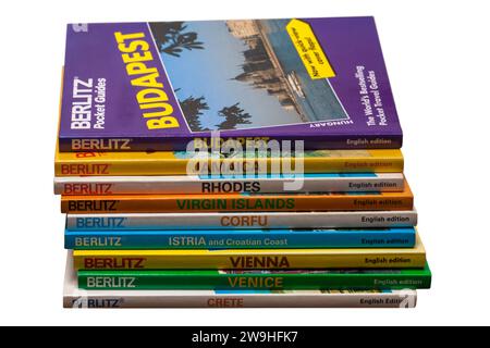 Pile de livres de guide de voyage Berlitz isolé sur fond blanc Banque D'Images