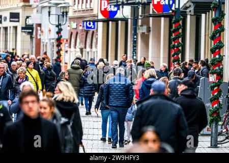 Shopping nach Weihnachten - Wenig los in der Innenstadt von Münster Einzelhandel, Händler hoffen, dass möglichst zahlreiche Kunden die Tage zwischen Weihnachten und Neujahr für die Einlösung von Gutscheinen und Geldgeschenken und dem Umtausch nutzen. Blick in die Fußgängerzone Ludgeristraße. Münster, Nordrhein-Westfalen, DEU, Deutschland, 28.12.2023 *** Shopping after Christmas Little Going On in Münsters City Center les détaillants espèrent que le plus grand nombre de clients possible profiteront des jours entre Noël et nouvel an pour échanger des bons et des cadeaux vue de la zone piétonne Ludge Banque D'Images