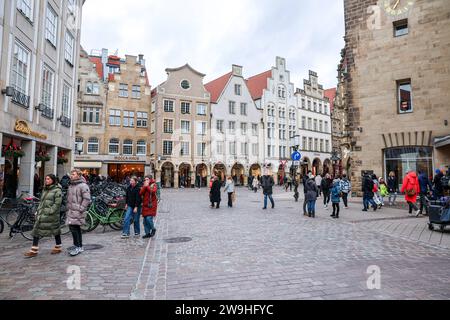 Shopping nach Weihnachten - Wenig los in der Innenstadt von Münster Einzelhandel, Händler hoffen, dass möglichst zahlreiche Kunden die Tage zwischen Weihnachten und Neujahr für die Einlösung von Gutscheinen und Geldgeschenken und dem Umtausch nutzen. Blick auf den Prinzipalmarkt. Münster, Nordrhein-Westfalen, DEU, Deutschland, 28.12.2023 *** Shopping after Christmas Little Going On in Münster City Center les détaillants espèrent que le plus grand nombre de clients possible profiteront des jours entre Noël et nouvel an pour échanger des bons et des cadeaux vue de Prinzipalmarkt Münster, North Rhine-WE Banque D'Images