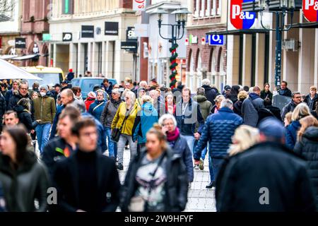 Shopping nach Weihnachten - Wenig los in der Innenstadt von Münster Einzelhandel, Händler hoffen, dass möglichst zahlreiche Kunden die Tage zwischen Weihnachten und Neujahr für die Einlösung von Gutscheinen und Geldgeschenken und dem Umtausch nutzen. Blick in die Fußgängerzone Ludgeristraße. Münster, Nordrhein-Westfalen, DEU, Deutschland, 28.12.2023 *** Shopping after Christmas Little Going On in Münsters City Center les détaillants espèrent que le plus grand nombre de clients possible profiteront des jours entre Noël et nouvel an pour échanger des bons et des cadeaux vue de la zone piétonne Ludge Banque D'Images