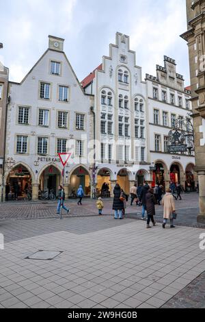 Shopping nach Weihnachten - Wenig los in der Innenstadt von Münster Einzelhandel, Händler hoffen, dass möglichst zahlreiche Kunden die Tage zwischen Weihnachten und Neujahr für die Einlösung von Gutscheinen und Geldgeschenken und dem Umtausch nutzen. Blick auf den Prinzipalmarkt. Münster, Nordrhein-Westfalen, DEU, Deutschland, 28.12.2023 *** Shopping after Christmas Little Going On in Münster City Center les détaillants espèrent que le plus grand nombre de clients possible profiteront des jours entre Noël et nouvel an pour échanger des bons et des cadeaux vue de Prinzipalmarkt Münster, North Rhine-WE Banque D'Images