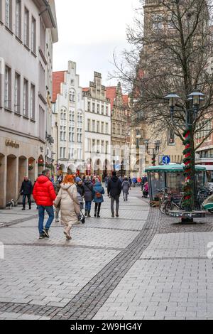 Shopping nach Weihnachten - Wenig los in der Innenstadt von Münster Einzelhandel, Händler hoffen, dass möglichst zahlreiche Kunden die Tage zwischen Weihnachten und Neujahr für die Einlösung von Gutscheinen und Geldgeschenken und dem Umtausch nutzen. Blick in die Fußgängerzone Ludgeristraße. Münster, Nordrhein-Westfalen, DEU, Deutschland, 28.12.2023 *** Shopping after Christmas Little Going On in Münsters City Center les détaillants espèrent que le plus grand nombre de clients possible profiteront des jours entre Noël et nouvel an pour échanger des bons et des cadeaux vue de la zone piétonne Ludge Banque D'Images