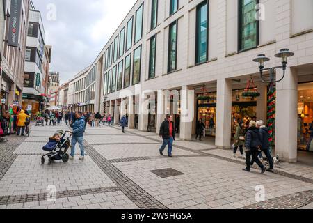 Shopping nach Weihnachten - Wenig los in der Innenstadt von Münster Einzelhandel, Händler hoffen, dass möglichst zahlreiche Kunden die Tage zwischen Weihnachten und Neujahr für die Einlösung von Gutscheinen und Geldgeschenken und dem Umtausch nutzen. Blick in die Fußgängerzone Ludgeristraße. Münster, Nordrhein-Westfalen, DEU, Deutschland, 28.12.2023 *** Shopping after Christmas Little Going On in Münsters City Center les détaillants espèrent que le plus grand nombre de clients possible profiteront des jours entre Noël et nouvel an pour échanger des bons et des cadeaux vue de la zone piétonne Ludge Banque D'Images