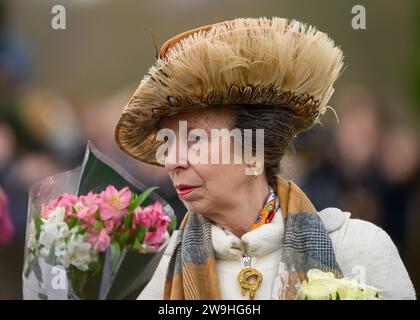 La Princesse Royale salue les sympathisants après avoir assisté au service de Noël à l'église St Mary Magdalene, Sandringham. 25 décembre 2023 Banque D'Images