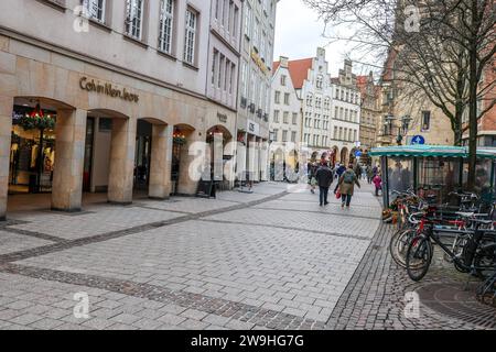 Shopping nach Weihnachten - Wenig los in der Innenstadt von Münster Einzelhandel, Händler hoffen, dass möglichst zahlreiche Kunden die Tage zwischen Weihnachten und Neujahr für die Einlösung von Gutscheinen und Geldgeschenken und dem Umtausch nutzen. Blick in die Fußgängerzone Ludgeristraße. Münster, Nordrhein-Westfalen, DEU, Deutschland, 28.12.2023 *** Shopping after Christmas Little Going On in Münsters City Center les détaillants espèrent que le plus grand nombre de clients possible profiteront des jours entre Noël et nouvel an pour échanger des bons et des cadeaux vue de la zone piétonne Ludge Banque D'Images