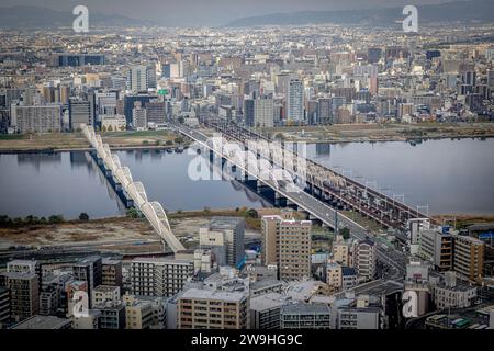 OSAKA/JAPON - 23 novembre 2023 : vue aérienne de la ville depuis le sommet de la Tour du ciel d'Umeda Banque D'Images