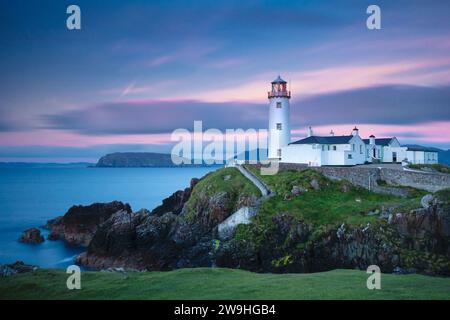 Coucher de soleil sur Fanad Head Lighthouse et l'Océan Atlantique le comté de Donegal en Irlande Banque D'Images