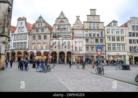 Shopping nach Weihnachten - Wenig los in der Innenstadt von Münster Einzelhandel, Händler hoffen, dass möglichst zahlreiche Kunden die Tage zwischen Weihnachten und Neujahr für die Einlösung von Gutscheinen und Geldgeschenken und dem Umtausch nutzen. Blick auf den Prinzipalmarkt. Münster, Nordrhein-Westfalen, DEU, Deutschland, 28.12.2023 *** Shopping after Christmas Little Going On in Münster City Center les détaillants espèrent que le plus grand nombre de clients possible profiteront des jours entre Noël et nouvel an pour échanger des bons et des cadeaux vue de Prinzipalmarkt Münster, North Rhine-WE Banque D'Images