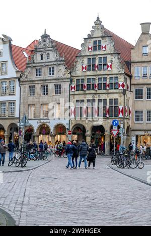 Shopping nach Weihnachten - Wenig los in der Innenstadt von Münster Einzelhandel, Händler hoffen, dass möglichst zahlreiche Kunden die Tage zwischen Weihnachten und Neujahr für die Einlösung von Gutscheinen und Geldgeschenken und dem Umtausch nutzen. Blick auf den Prinzipalmarkt. Münster, Nordrhein-Westfalen, DEU, Deutschland, 28.12.2023 *** Shopping after Christmas Little Going On in Münster City Center les détaillants espèrent que le plus grand nombre de clients possible profiteront des jours entre Noël et nouvel an pour échanger des bons et des cadeaux vue de Prinzipalmarkt Münster, North Rhine-WE Banque D'Images