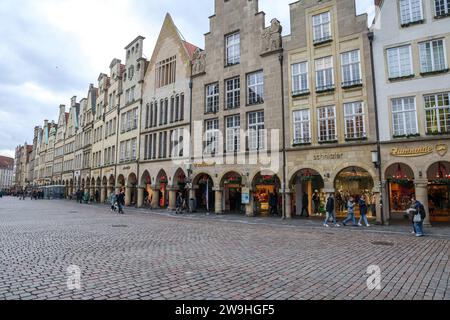 Shopping nach Weihnachten - Wenig los in der Innenstadt von Münster Einzelhandel, Händler hoffen, dass möglichst zahlreiche Kunden die Tage zwischen Weihnachten und Neujahr für die Einlösung von Gutscheinen und Geldgeschenken und dem Umtausch nutzen. Blick auf den Prinzipalmarkt. Münster, Nordrhein-Westfalen, DEU, Deutschland, 28.12.2023 *** Shopping after Christmas Little Going On in Münster City Center les détaillants espèrent que le plus grand nombre de clients possible profiteront des jours entre Noël et nouvel an pour échanger des bons et des cadeaux vue de Prinzipalmarkt Münster, North Rhine-WE Banque D'Images