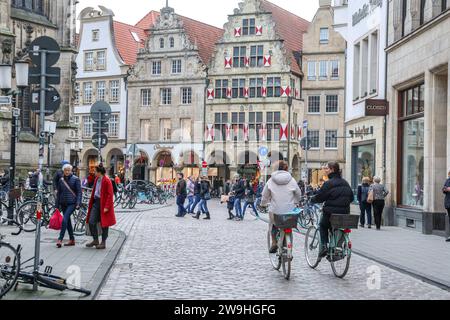 Shopping nach Weihnachten - Wenig los in der Innenstadt von Münster Einzelhandel, Händler hoffen, dass möglichst zahlreiche Kunden die Tage zwischen Weihnachten und Neujahr für die Einlösung von Gutscheinen und Geldgeschenken und dem Umtausch nutzen. Blick auf den Prinzipalmarkt. Münster, Nordrhein-Westfalen, DEU, Deutschland, 28.12.2023 *** Shopping after Christmas Little Going On in Münster City Center les détaillants espèrent que le plus grand nombre de clients possible profiteront des jours entre Noël et nouvel an pour échanger des bons et des cadeaux vue de Prinzipalmarkt Münster, North Rhine-WE Banque D'Images