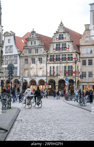 Shopping nach Weihnachten - Wenig los in der Innenstadt von Münster Einzelhandel, Händler hoffen, dass möglichst zahlreiche Kunden die Tage zwischen Weihnachten und Neujahr für die Einlösung von Gutscheinen und Geldgeschenken und dem Umtausch nutzen. Blick auf den Prinzipalmarkt. Münster, Nordrhein-Westfalen, DEU, Deutschland, 28.12.2023 *** Shopping after Christmas Little Going On in Münster City Center les détaillants espèrent que le plus grand nombre de clients possible profiteront des jours entre Noël et nouvel an pour échanger des bons et des cadeaux vue de Prinzipalmarkt Münster, North Rhine-WE Banque D'Images