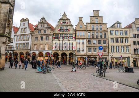 Shopping nach Weihnachten - Wenig los in der Innenstadt von Münster Einzelhandel, Händler hoffen, dass möglichst zahlreiche Kunden die Tage zwischen Weihnachten und Neujahr für die Einlösung von Gutscheinen und Geldgeschenken und dem Umtausch nutzen. Blick auf den Prinzipalmarkt. Münster, Nordrhein-Westfalen, DEU, Deutschland, 28.12.2023 *** Shopping after Christmas Little Going On in Münster City Center les détaillants espèrent que le plus grand nombre de clients possible profiteront des jours entre Noël et nouvel an pour échanger des bons et des cadeaux vue de Prinzipalmarkt Münster, North Rhine-WE Banque D'Images