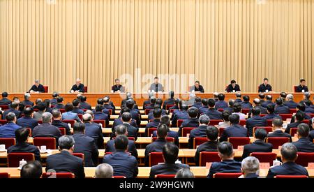 (231228) -- PÉKIN, 28 déc. 2023 (Xinhua) -- Xi Jinping, secrétaire général du Comité central du Parti communiste chinois, président chinois et président de la commission militaire centrale, prononce un important discours à la Conférence centrale sur le travail relatif aux affaires étrangères à Pékin, capitale de la Chine. La conférence s'est tenue à Beijing du mercredi au jeudi. Li Qiang, Zhao Leji, Wang Huning, Cai Qi, Ding Xuexiang, Li Xi et Han Zheng ont assisté à la conférence. (Xinhua/Xie Huanchi) Banque D'Images