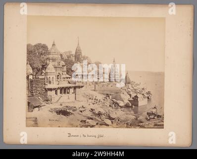 La crémation rituelle s'accumule sur les ghats de la rivière Ganga à Varanasi, Uttar Pradesh, Inde, 1863 - 1870 photographie Varanasi, sur les rives du Gangarivier, est également connu sous le nom de Benares, Banaras, Kashi et Kasi et est situé dans l'État indien de l'Uttar Pradesh. La ville est d'une grande importance pour l'hindouisme. Selon des légendes anciennes, le Gangarivier est dirigé par les cheveux de Shiva, l'être divin le plus élevé dans l'Ishvara, une tradition dans l'hindouisme. La photo montre un «ghat», un sanctuaire composé d'une colline avec des escaliers descendant vers une rivière sainte. Carton Benares. papier albumen print body-bu Banque D'Images