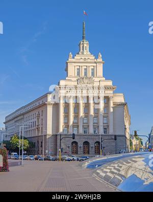 Sofia, Bulgarie - 16 octobre 2023 : Bâtiment de l'Assemblée nationale bulgare dans le centre de la capitale à l'automne ensoleillé. Banque D'Images