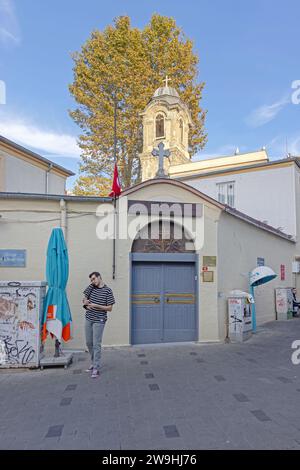 Istanbul, Turquie - 19 octobre 2023 : Église orthodoxe grecque d'Ayia Efimia, rue Muhurdar Kadikoy après-midi d'automne. Banque D'Images