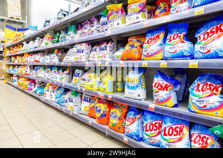 Samara, Russie - 25 juin 2023 : diverses poudres à laver en vente à l'hypermarché Banque D'Images