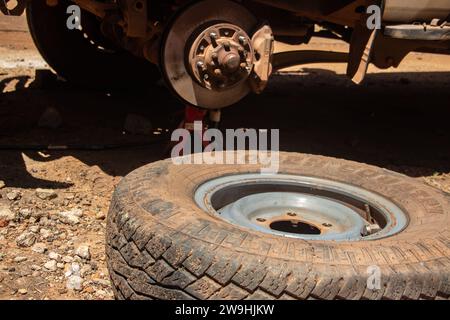 Jambe de force avant et essieu du véhicule dans l'atelier mécanique de service automobile Banque D'Images