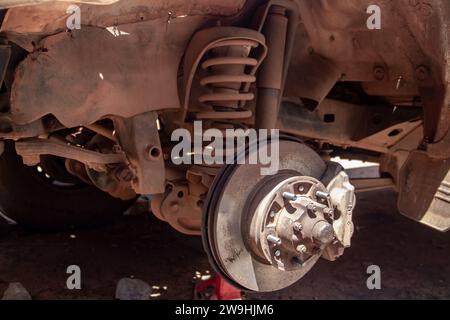 Jambe de force avant et essieu du véhicule dans l'atelier mécanique de service automobile Banque D'Images