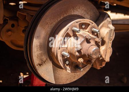 Jambe de force avant et essieu du véhicule dans l'atelier mécanique de service automobile Banque D'Images