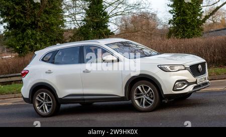 Milton Keynes, Royaume-Uni - 28 décembre 2023 : 2022 blanc MG HS Excite voiture conduisant sur une route britannique Banque D'Images